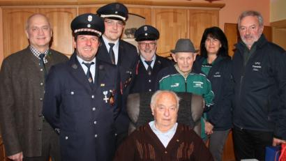 Bild: dl
Der Jubilar Willi Schmidt (vorne) mit den Thansteiner Vereinsabordnungen und Bürgermeister Walter Schauer (links).