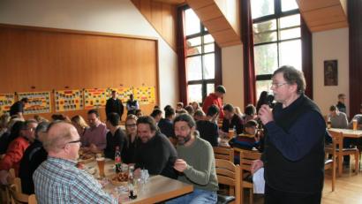 Bild: wro
Beim Treffen ehemaliger Ministranten aus den Pfarreien Wiesau und Falkenberg verspricht Ewald Opp (rechts): "Ich werde Seniorenministrant."