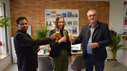 Bild: bnr
Auf eine erfolgreiche Zukunft stießen Bürgermeister Richard Tischler (rechts) und Pater Georg (links) mit der Unternehmerin Lena Huber an. Am Montag eröffnete sie ihr Reisebüro "Coconut" in Pfreimd.