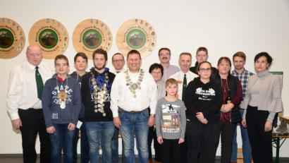 Bild: bey
Schützenmeister Karl Schiffmann (links) und Sportleiter Jürgen Völkl (Fünfter von links) überreichen die Königswürde an Joel Waldt, Philipp Mayer und Reiner Stahl (vorne, von links).
