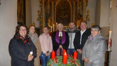 Bild: bk
Neubeginn: Pfarrer Martin Valeske führte die neuen Kirchenvorsteher Martina Kellermann, Anita Seifert, Petra Kick, Manfred Krauß, Christian Hengl und Gertraud Landgraf (von links) in ihr Amt für die nächsten sechs Jahre ein.