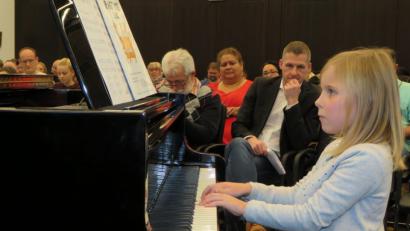 Bild: ubb
Früh übt sich, was ein guter Klaviervirtuose werden möchte. Diese junge Dame schaffte ihren Vortrag sogar schon ohne Begleitung eines Lehrers.