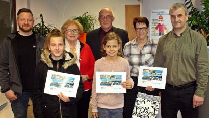 Bild: R. Kreuzer
Geschäftsstellenleiter Josef Sirtl (Mitte) zeichnete Leonie Staufer und Jule Zanzinger (vorne von links) aus. Mit im Bild (hinten von links): Sebastian Staufer, Renate Jahreis, Christine Lösch und Roland Hoffmann.