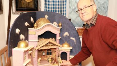 Bild: njn
Museumsleiter Manfred Klöble trapiert die Figuren an der großen Wegmann-Krippe.