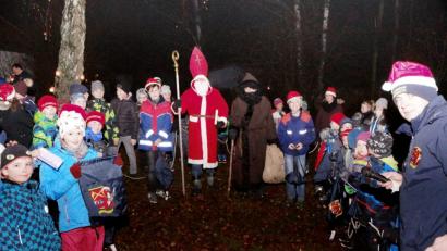 Bild: bkr
Nicht mehr zu den Feuerdrachen gehören Jonas Engelbrecht und Pascal Müller (links und rechts neben dem Nikolaus und Knecht Ruprecht). Die beiden Jugend sind die Nummer fünf und sechs, die zu einer der drei kommunalen Jugendfeuerwehren wechseln.
