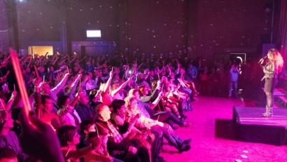 Bild: dtr
500 Menschen sind beim Benefizkonzert "Hilfe für Renate" am Freitagabend in der Vohenstraußer Stadthalle dabei. Der Abend ist in jeder Hinsicht ein voller Erfolg. Hauptinitiatorin ist die Waidhauser Sängerin Andrea Marie (rechts).