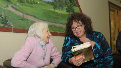 Bild: ubb
Gern hört die Heimbewohnerin Ursula Herlt (links) zu, wenn ihr Olga Luft (rechts) im Seniorenheim „Mühlbühl“ eine Geschichte vorliest.