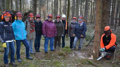 Bild: jr
In drei verschiedenen Gruppen nahmen die Landfrauen am Donnerstagnachmittag das Praxisangebot im Wald an. Hier zeigt ihnen Forstwirt Karl Rupprecht (rechts) das fachgerechte Fällen eines Baumes. Mit dabei Bernhard Zintl von der Land- und forstwirtschaftlichen Berufsgenossenschaft (SVLFG) und Kreisbäuerin Irmgard Zintl (4. von rechts).