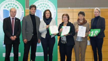 Bild: Pressefotograf des Umweltministeriums
LBV-Vorsitzender Norbert Schäffer (von links) Karl-Friedrich Barthmann (Umweltministerium Bayern), Martina Saffert (Konrektorin Grundschule Kümmersbruck), Lydia Demleitner-Kotz (Mittelschule Hahnbach), Helga Gradl (Schulleiterin Mittelschule Ensdorf) und Sabine Stopfer-Birner (Stellvertretende Schulleiterin Mittelschule Ensdorf) freuen sich über die Auszeichnung.