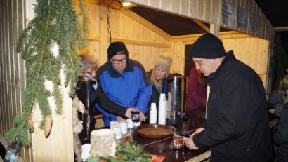 Bild: du
Kulturkreischef Franz Hermann Beckmann (Mitte) und seine Helferinnen haben beim Glühweinverkauf alle Hände voll zu tun.