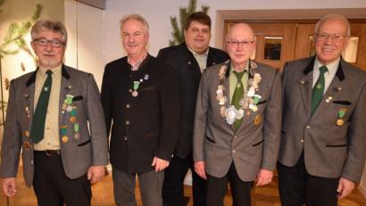 Bild: no
Bei der Proklamation (von links): 1. Ritter Lorenz Geitner, 2. Ritter Manfred Herbst, Bürgermeister Dieter Dehling, Schützenkönig Werner Gleißner und Schützenmeister Bruno Müller.