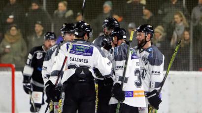 Bild: Butzhammer
Die Amberger Löwen im „Jubel-Stress“. Am Samstag in Trostberg (Bild) trafen sie achtmal, am Tag darauf in Bad Aibling hieß es sechsmal „Tor für die Gäste