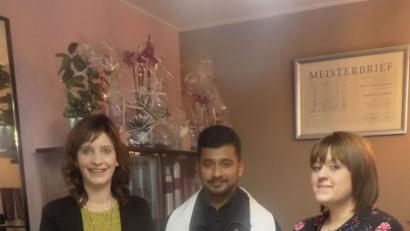 Bild: gz
Pfarrvikar Bivin segnet den Frisörsalon von Sandra Werner und Magdalena Voit (rechts).