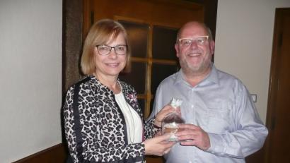 Bild: amö
BLLV-Kreisvorsitzende Ortrud Sperl bedankte sich bei Sozialreferent Arthur Schriml für seine Ausführungen.