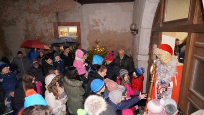 Bild: fvo
Der Nikolaus (Michael Troidl) ist von Kindern umringt.