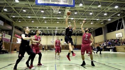 Bild: Büttner, Gerhard
Jonas Meißner (am Ball) geht zum Korb. Der Neustädter Center war mit 18 Punkten bester Werfer seines Teams.