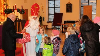 Bild: bjo
Gebannt blickten die Kinder zum Nikolaus der für die Kinder Schokonikoläuse verteilte