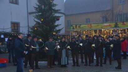 Bild: dob
Es wäre so schön gewesen, hätte Petrus das richtige Wetter geschickt. Die Grenzland-Jagdhornbläser eröffneten den zehnten "Advent im Schloss".