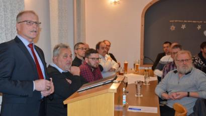 Bild: jr
Bürgermeister Max Bindl (stehend) informiert in der Bürgerversammlung umfassend über das Gemeindegeschehen.