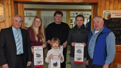 Bild: ak
Vorsitzender Helmut Kopp, Ausstellungsleiter Johannes Zehrer (von rechts) und Bürgermeister Günter Kopp gratulieren Katrin Sporr, Stefan Glaser und Pia Sporr (von links) zu ihren Kaninchen, die ihnen vordere Plätze bei der Vereinmeisterschaft einbringen.
