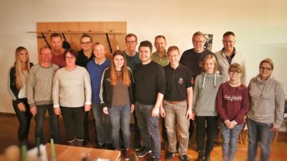 Bild: wec
Das Team des Bürgerballs um Andreas Denk (Mitte) hat Spenden an Vereine und Institutionen übergeben, die sich ehrenamtlich um Kinder und Jugendliche in der Gemeinde kümmern.