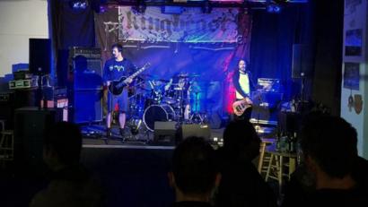 Bild: lst
„Kingbeast“ aus Nürnberg springt kurzfristig für „Atomwinter“ ein und bietet bei der zweiten „Metal Night“ in diesem Jahr im „Salute“ einen speziellen Hörgenuss.