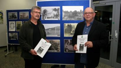 Bild: wro
Mit „Kennst me nu?“ ist der neue Heimatkalender überschrieben, den Erich Schraml und Bürgermeister Wolfgang Braun (von rechts) am Freitagabend vorstellten.