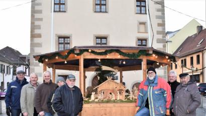 Bild: rgr
Einige Schnitzer der Schnitzergemeinschaft Grafenwöhr haben die Krippe beim Rathaus aufgebaut.