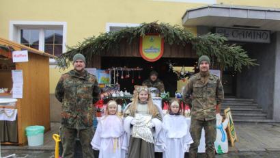 Bild: frd
Die Engerl dankten den Soldaten, dass sie sich für einen „guten Zweck“ einsetzen.