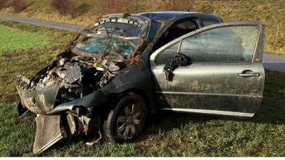 Bild: zm
Trotz des heftigen Aufpralls mit der Fahrzeugschnauze und mehrfacher Überschläge blieb die Fahrgastzelle des Kleinwagens formstabil und die 24-jährige Unfallfahrerin verletzte sich nur leicht.