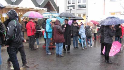 Bild: sei
Mit Regenschirmen kamen viele Besucher auf den Manteler Weihnachtsmarkt, einfach um Freunde zu treffen und pikante oder süße Leckereiien zu genießen.