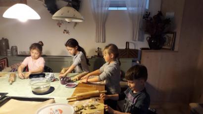 Bild: exb/Markus Nickl
Beim Übungsnachmittag steht für die Mädchen und Buben der Kinderfeuerwehr diesmal Plätzchenbacken auf dem „Ausbildungsplan“.