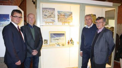 Bild: lg
Bürgermeister Martin Birner, Sammler Helmut Weiß, Sponsor Johannes Wiemann und Museumsleiter Theo Männer (von links) freuten sich über das große Interesse, das der Eröffnung der Ausstellung zuteil wurde.