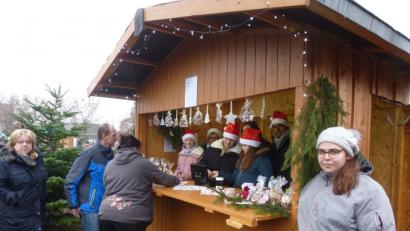 Bild: bk
Auch die Ministranten machen beim Christbaumverkauf der "Hüttenjäger" gute Geschäfte. Sie bieten an ihrer Hütte jede Menge Weihnachtliches an.