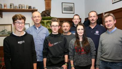 Bild: roh
Der geprüften und aktiven Rettungsschwimmer, von links Justin Hausknecht, Reinhard Zeitler, Bastian Münchmeier, Prüfer Norbert Tretter und technischer Leiter Johannes Mühlbauer, Marlene Münchmeier, Markus Kellner, Vorsitzender Markus Münchmeier.