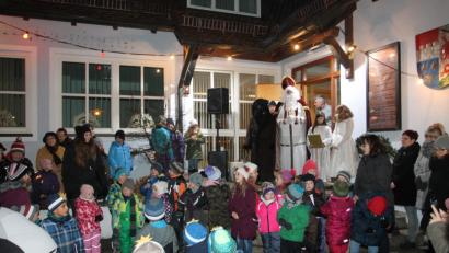 Bild: pi
"Der Nikolaus ist da", freuen sich die Kinder und erhalten kleine Geschenke.