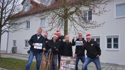 Bild: nib
Vorsitzender Bernhard Tschöpl (rechts) freut sich mit seinen Vorstandskollegen und Vertretern der Bands auf die Rockweihnacht in Wolfring