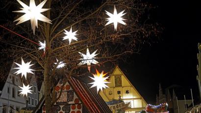 Bild: Gabi Schönberger
Sterne leuchten den Weg zum Weidener Christkindlmarkt.