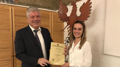 Bild: eig
Nadine Schuller wurde von Bürgermeister Günter Stich zur ersten Standesbeamtin des Marktes Floß bestellt.