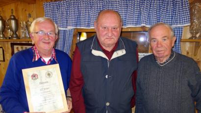 Bild: bgm
„FlotteWanderer“-Vorsitzende Manfred Hubatschek (von rechts) ehrt Rudolf Wipauer und Peter Gisa für 30 und 25 Jahre Treue zum Club.