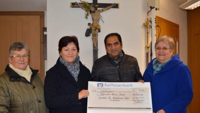 Bild: bej
400 Euro für seine vom Hochwasser geschädigte Heimat nahm Pfarrvikar Benny Joseph Kochumundammalayil aus den Händen von Evi Schwendner, Christa Dietl und Brigitte Götz (von rechts) vom Frauenbund Muschenried entgegen.