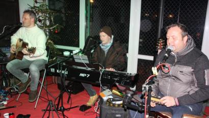 Bild: kro
Paul Brysch, Norman Schelter und Florian Gradl (von links) sorgten für eine tolle musikalische Umrahmung im "Winterzelt".