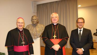 Bild: Elisabeth Weiten
Gründer Gerhard Ludwig Müller (Mitte), Gründungsdirektor Rudolf Voderholzer (links) und der heutige Leiter Christian Schaller freuen sich über zehn Jahre Institut Papst Benedikt – der am Sonntag auch anwesend ist, in Form einer Büste.