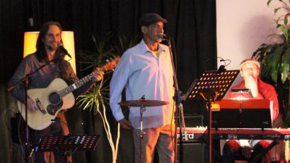 Bild: Dagmar Williamson
Michael Dandorfer, Curtis Fink und Leif Wiesmeth sind "Burst" - diesmal beim Wohnzimmerkonzert #26 im Musikomm.