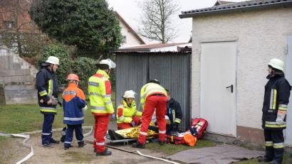 Bild: brü
In den Räumen der Bäckerei Wenkmann üben die Feuerwehr Hohenkemnath und die Helfer vor Ort Ursensollen. Die Übungsalarmierung lautete „Mehlstaubexplosion“.