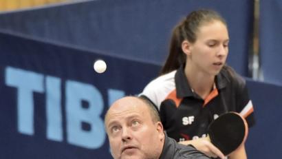 Bild: Hubert Ziegler
Aufschlag durch Laszlo Harasztovich im Doppel mit Sabine Fischer. Im Duell mit dem Spitzendoppel der DJK Neustadt/WN gewannen die beiden Hahnbacher im fünften Satz.