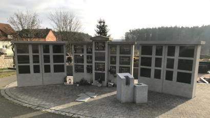 Bild: Stefanie Gradl
Platz für insgesamt 36 Urnen bieten die neu aufgestellten Seitenteile der Urnenwand auf dem Friedhof in Sorghof.