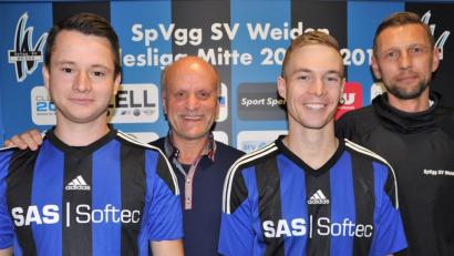 Bild: exb
Zwei neue Spieler für die Wasserwerk-Elf erfreuen die Verantwortlichen: Jakub Dolezal (von links), Teammanager Hannes Beer, Dominik Hradecky und Trainer Andreas Scheler.