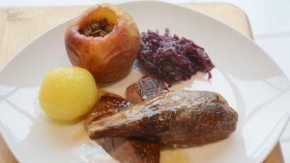 Bild: Gabi Schönberger
Zur knusprigen Gans werden traditionell Blaukraut und Knödel serviert. Wer mag, krönt das Menü noch mit einem Bratapfel.