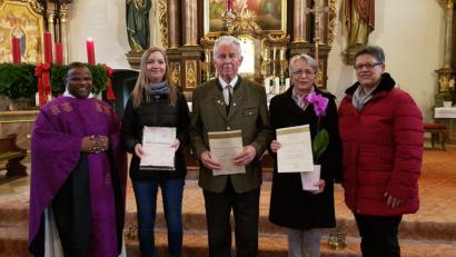 Bild: gri
Pfarrer Moses Gudapati (von links) mit den Geehrten: Julia Meiler, Hans Strobl und Edeltraud Fischer-Graf. Rechts Chorleiterin Regina Fibich-Wiesneth.